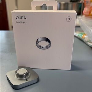 Oura Ring 4 - Sleek Silver Design